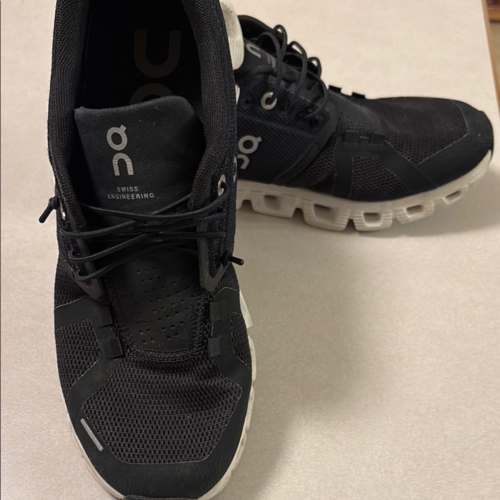 Women’s On Cloud Sneakers 8.5